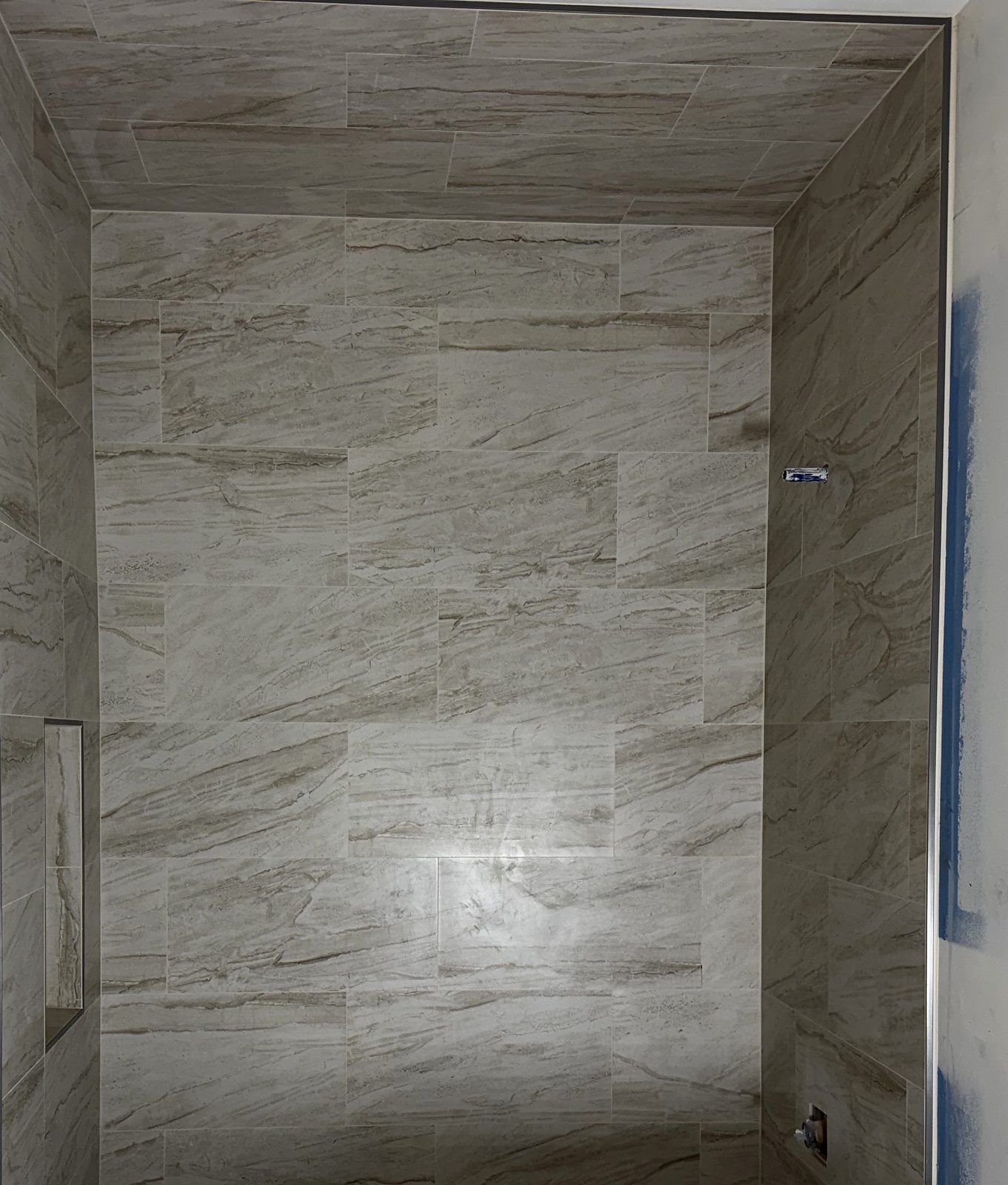 Marble-look porcelain tub surround with tiled ceiling